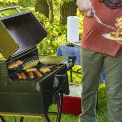 Pit Boss Mahogany 260 Portable Wood Pellet Grill -Out Griller Shop 10570 PB260PSP2 Lifestyle People 003